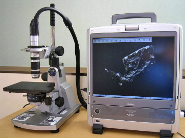 品質保証センター　機械・人物　写真