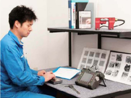 品質保証センター　機械・人物　写真