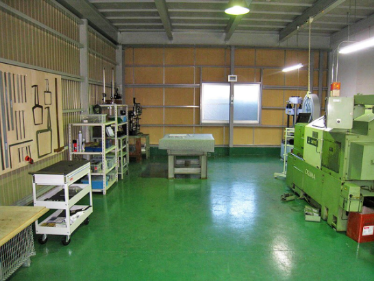 品質保証センター　機械・人物　写真