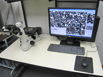 品質保証センター　機械・人物　写真